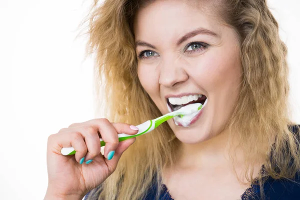 Mulher escovando dentes de limpeza — Fotografia de Stock