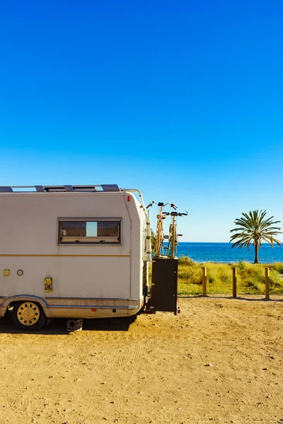 Camper με ποδήλατα στην παραλία, κάμπινγκ στη θάλασσα — Φωτογραφία Αρχείου