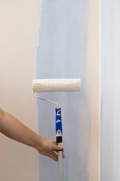 Person applying paint on wall — Stock Photo, Image