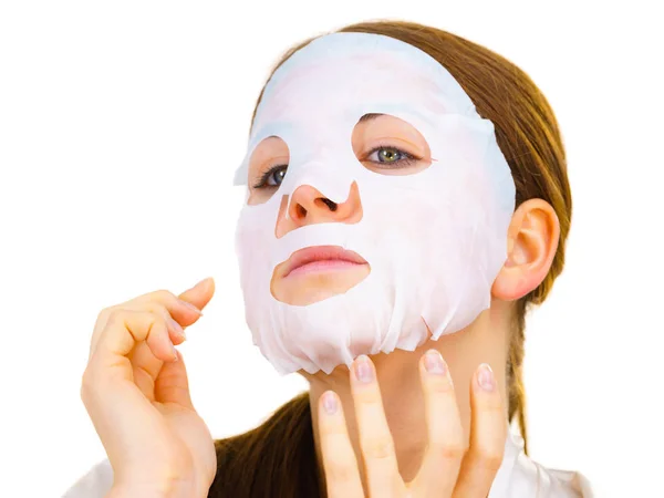 Kvinna som ansöker Sheet mask på ansiktet — Stockfoto