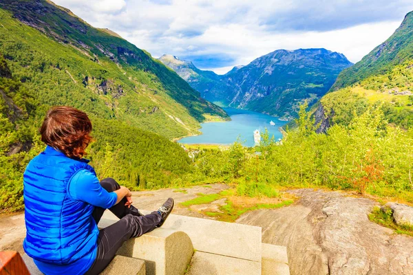 Turystycznych korzystających Geirangerfjord z punkt widokowy — Zdjęcie stockowe