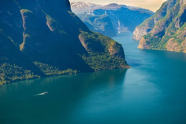 Navio de cruzeiro no fiorde na Noruega — Fotografia de Stock