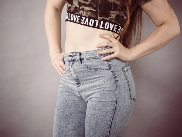 Mulher vestindo jeans anc camo top — Fotografia de Stock