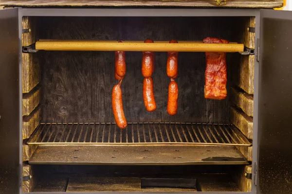Embutidos ahumados carne colgada en el ahumadero — Foto de Stock