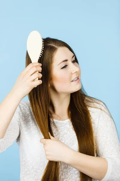 Mutlu bir kadın saçları fırçalama — Stok fotoğraf