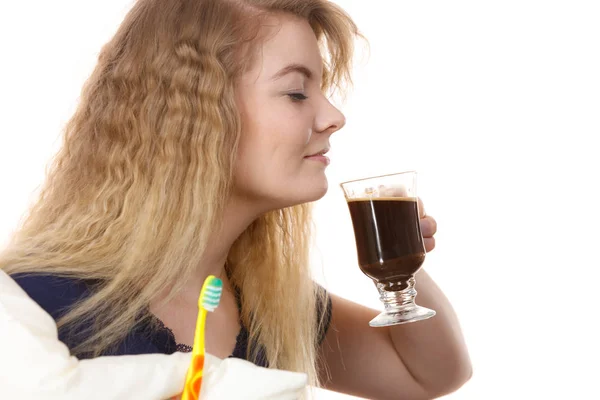 Femme drôle étant en retard boire du café — Photo