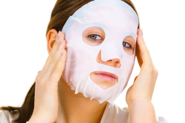 Femme appliquant masque de feuille sur le visage — Photo