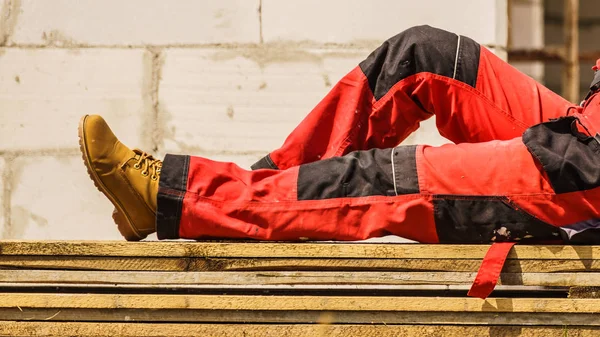 Persona que usa pantalones de trabajador rojo —  Fotos de Stock