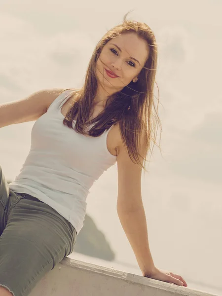 Modelo de moda mujer al aire libre —  Fotos de Stock