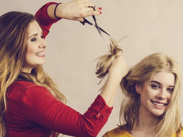 Femme avec ciseaux prêt à couper les cheveux — Photo