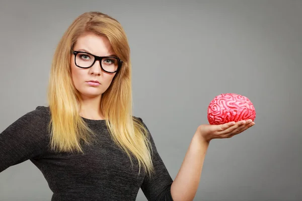 Mujer pensando y sosteniendo cerebro falso — Foto de Stock