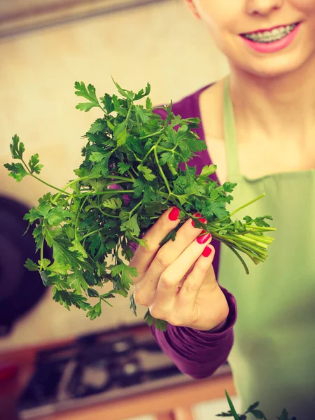Woman holding green herb, parsley — Stock Photo, Image