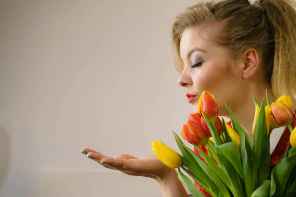 Жінка тримає букет з квітів тюльпанів — стокове фото