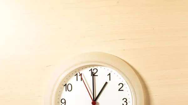 Orologio ticchettio che mostra un'ora — Foto Stock