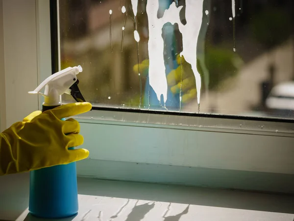 Persona rociando detergente de limpieza de ventanas —  Fotos de Stock