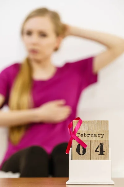 Kvinna och världen bröstcancer dag i kalendern — Stockfoto