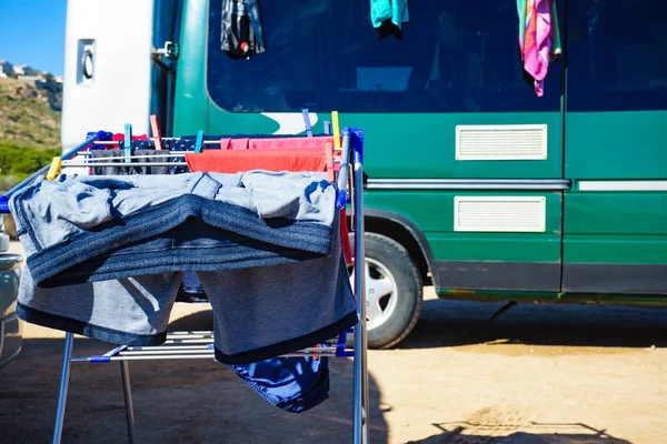 Kleren opknoping te drogen buiten — Stockfoto