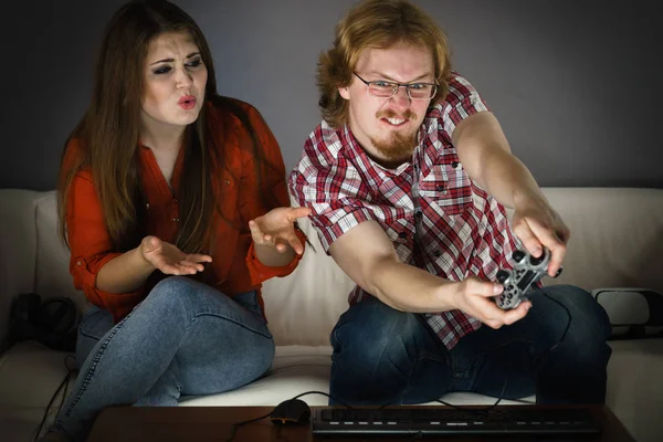 La mujer está enojada con jugar al hombre —  Fotos de Stock