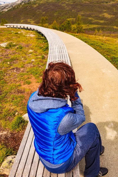 Mujer en la parada de descanso Vedahaugane, Noruega —  Fotos de Stock