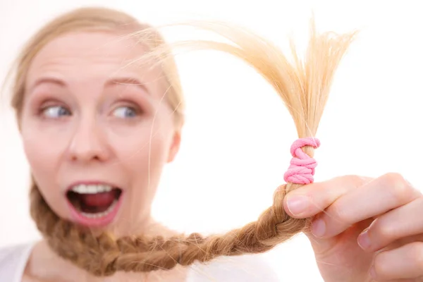 Menina loira com cabelo trançado — Fotografia de Stock