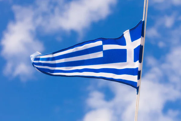 Bandera griega ondeando contra el cielo azul —  Fotos de Stock