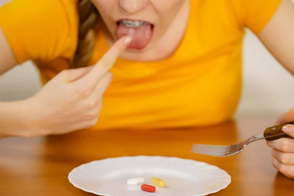 Mujer teniendo pastillas en el plato —  Fotos de Stock