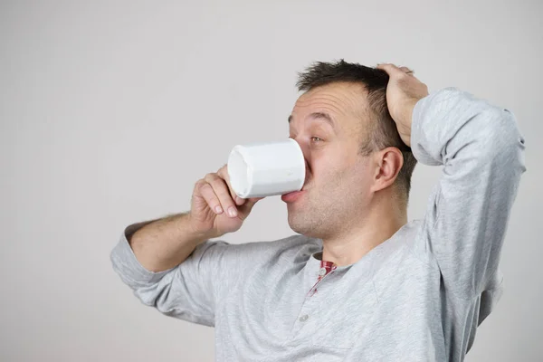 Cansado homem desfrutando de seu café — Fotografia de Stock