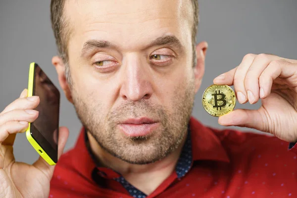 Hombre con bitcoin hablando por teléfono — Foto de Stock