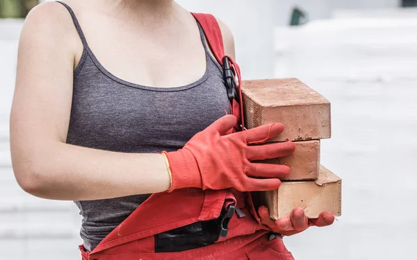 Mujer trabajando con ladrillos —  Fotos de Stock