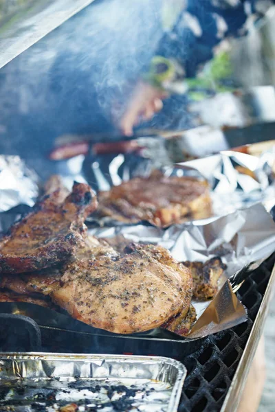 Meat grilling on grill — Stock Photo, Image