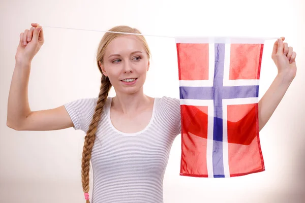 拿着挪威国旗的女孩 — 图库照片