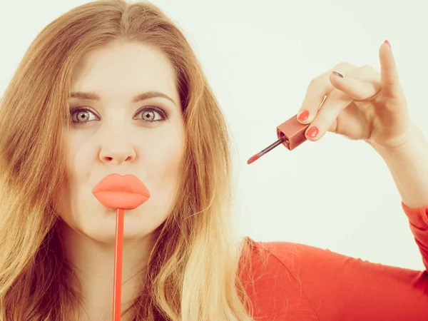 女性が口紅や唇の光沢を適用します。 — ストック写真