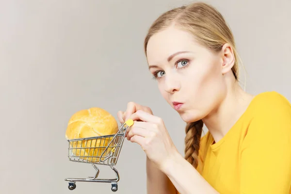 Ekmek ile alışveriş sepeti tutan kadın — Stok fotoğraf