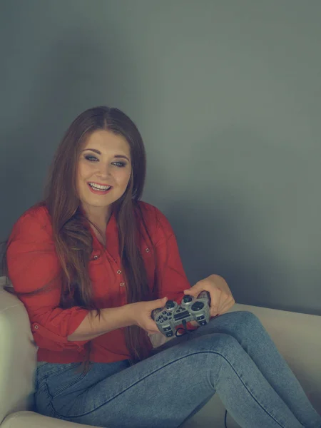 Ung kvinna spelar tv-spel — Stockfoto