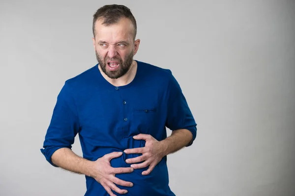 Hombre sintiendo dolor de estómago —  Fotos de Stock