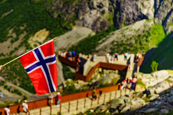 Bandeira norueguesa e ponto de vista Trollstigen — Fotografia de Stock