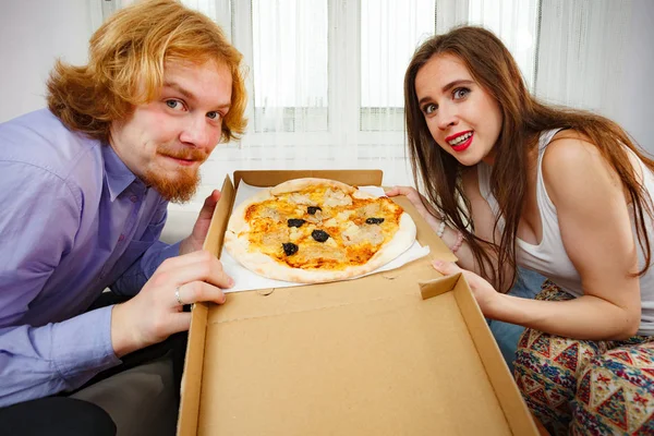 Paar isst Pizza und trinkt Bier — Stockfoto