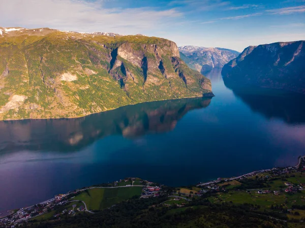 Paisaje de fiordos Aurlandsfjord en Noruega — Foto de Stock