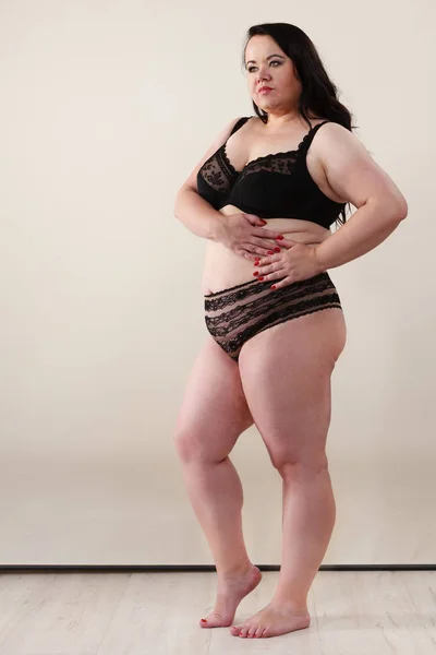 Plus size modelo vestindo lingerie preta — Fotografia de Stock
