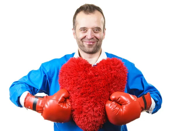 Hombre con guantes de boxeo sosteniendo el corazón —  Fotos de Stock