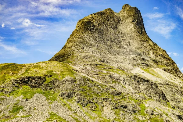 Alto pico de montanha ao longo de Trollstigen, Noruega — Fotografia de Stock