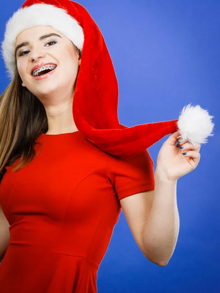 Mulher positiva vestindo traje de Papai Noel ajudante — Fotografia de Stock