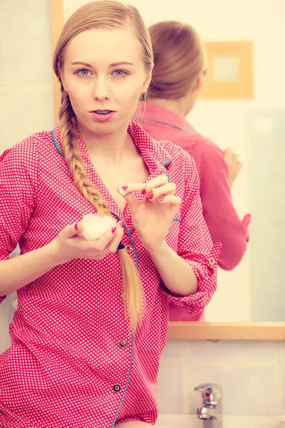 Frau die feuchtigkeitsspendende Hautcreme aufträgt. Hautpflege. — Stockfoto