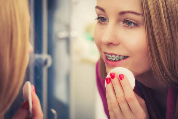 Frau benutzt Wattepad, um Make-up zu entfernen — Stockfoto