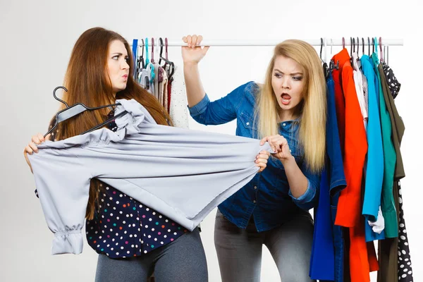 Frauen streiten sich beim Kleiderkauf — Stockfoto