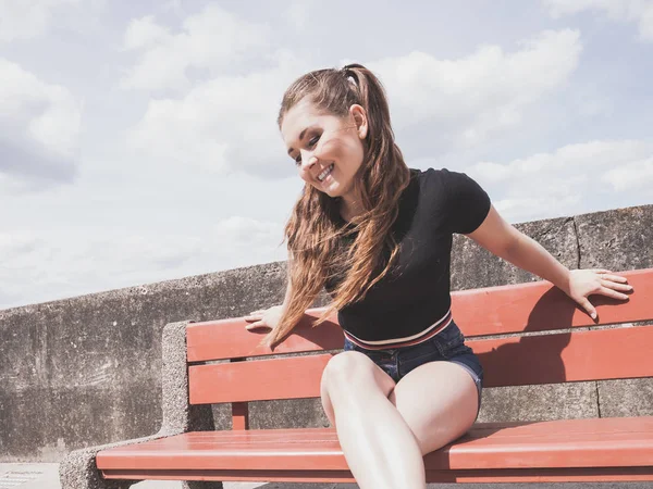 Feliz adolescente mulher lá fora . — Fotografia de Stock