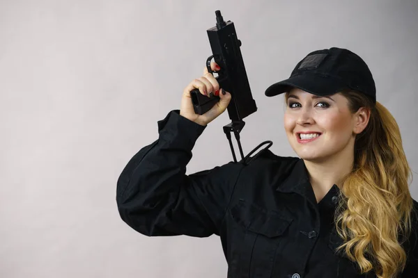 Mujer sostiene arma en las manos . — Foto de Stock