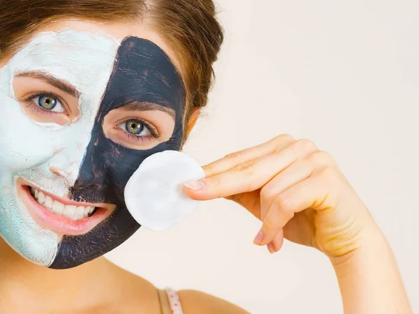 Menina remover máscara de lama branca preta do rosto — Fotografia de Stock