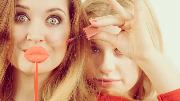 İki kadın ve dudak ürünü — Stok fotoğraf