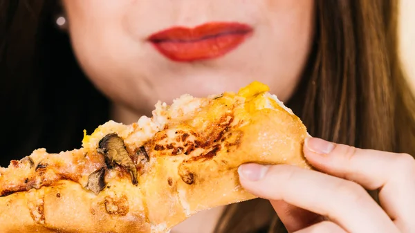 Donna che mangia pizza calda fetta — Foto Stock